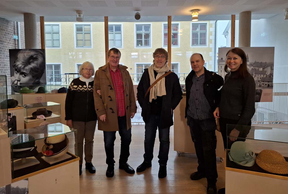 Utställningskommittén poserar på stadsbiblioteket.